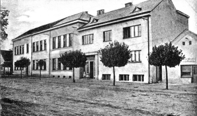 002 Obecná škola se školou měšťanskou (vpravo), vystavěnou r.1921 snímek ze 40.let 20.století