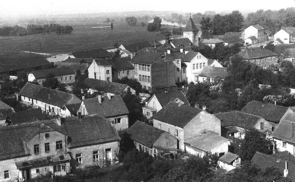 017 Pohled na školu, kostel, faru a mlýn cca 1963