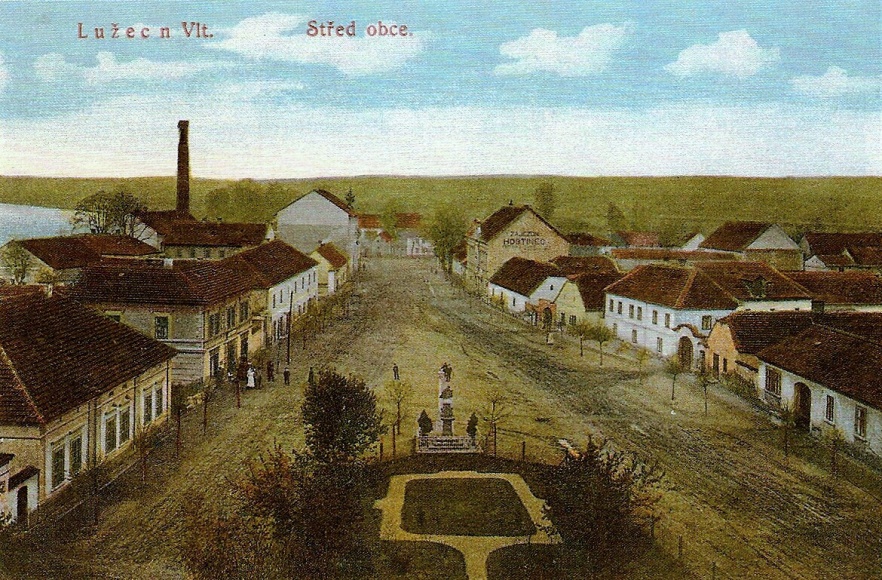 032 Lužecká náves se sochou sv.Nepomuckého, cca.1910