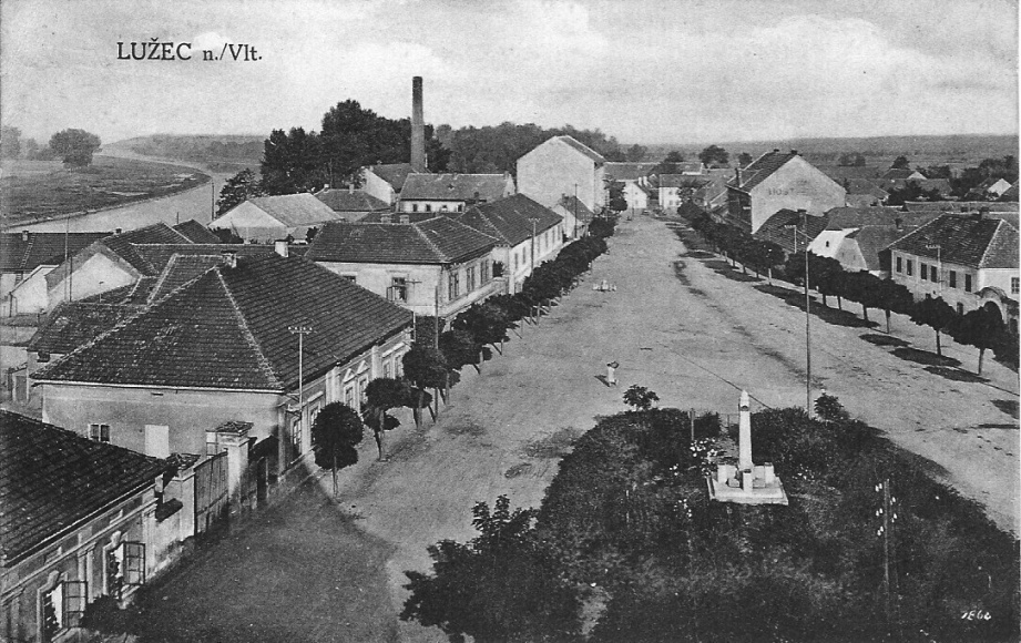 033 Lužecká náves s pomníkem padlým v I.světové válce, cca 1935