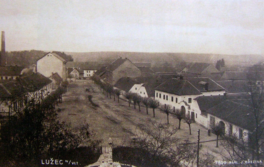 034 Lužecká náves s pomníkem padlých v I.světové válce, cca.1940