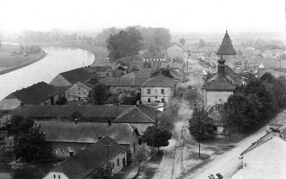 037 Pohled na kostel sv.Jiljí a náves cca 1962