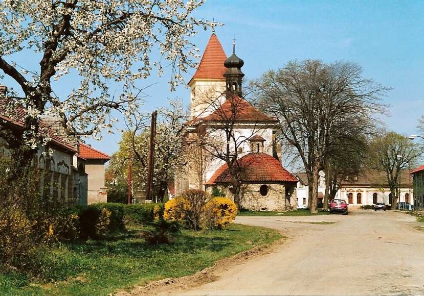 033 Kostel sv.Jiljí s kaplí sv.Magdaleny s bývalou márnicí od východu, květen 2003