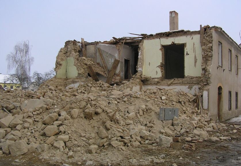 082 Fara, demolice 23.únor 2005