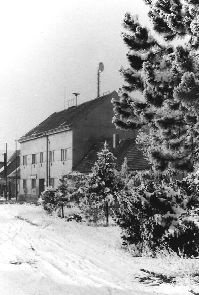 006 Obecní úřad v Lužci nad Vltavou, zima 1992-1993